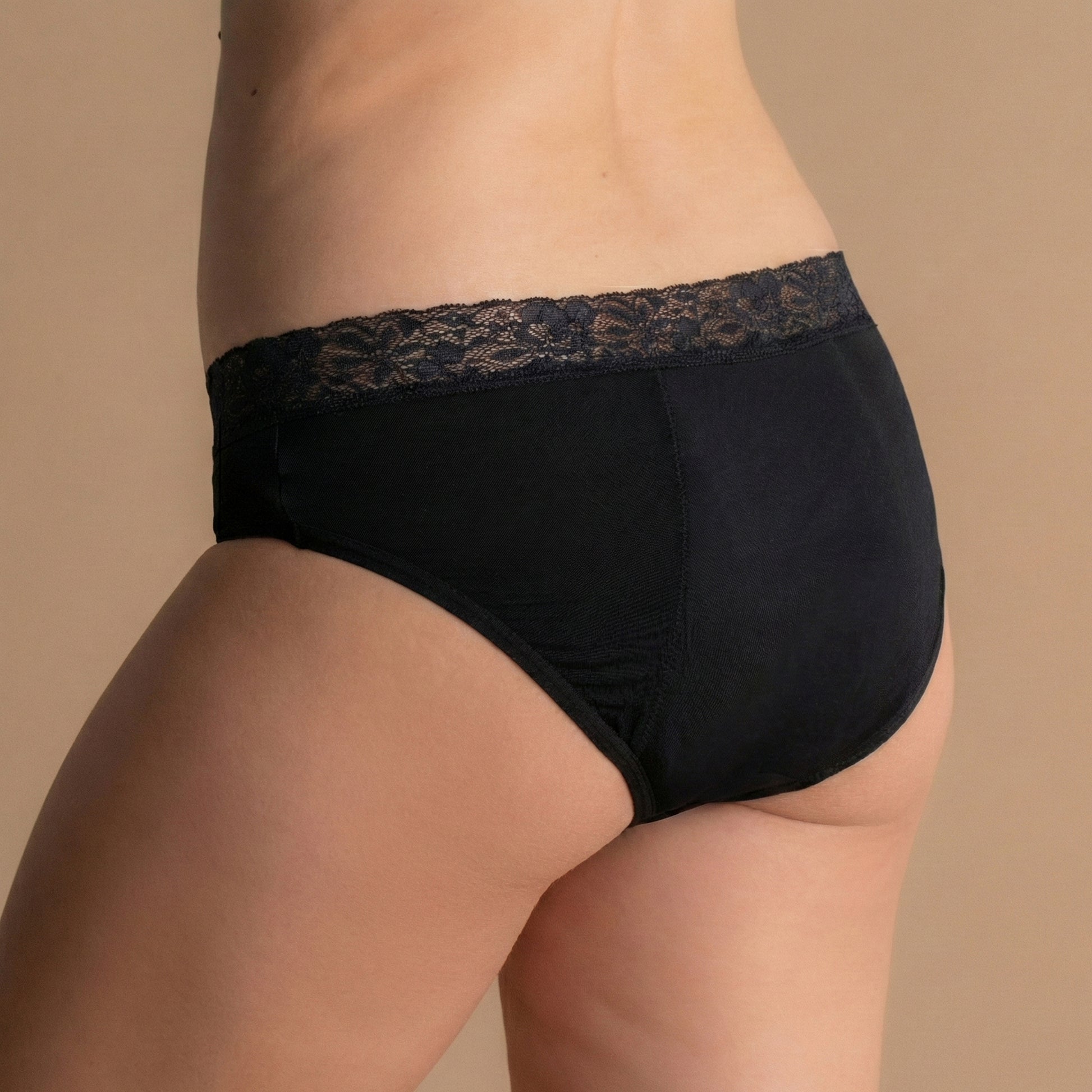 Zadnji pogled na Leakproof Comfort Brief, ki prikazuje popolno zaščito pred iztekanjem.