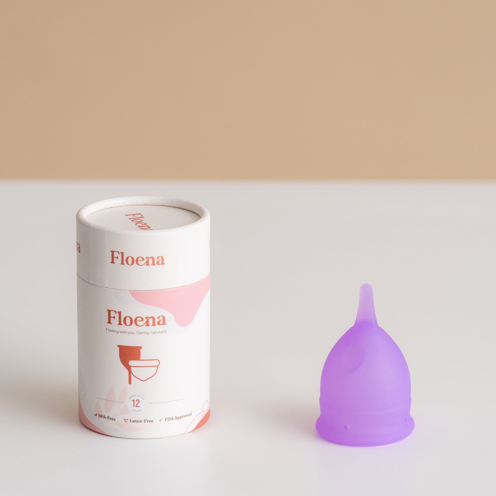 Der Floena Flexi Menstruationscup in Lila hat ein kompaktes und flexibles Design aus medizinischem Silikon. Er bietet bis zu 12 Stunden auslaufsicheren Schutz, ist ideal für Anfängerinnen und erfahrene Nutzerinnen und wiederverwendbar für eine umweltfreundliche Nutzung.