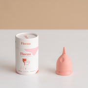 Menstrualna skodelica Floena Flexi v rožnati in vijolični barvi je zasnovana za maksimalno udobje z izjemno mehkim, prožnim silikonom. Nudi do 12 ur zaščite brez puščanja, primerna je tako za začetnice kot izkušene uporabnice ter je izdelana iz okolju prijaznega silikona medicinske kakovosti.