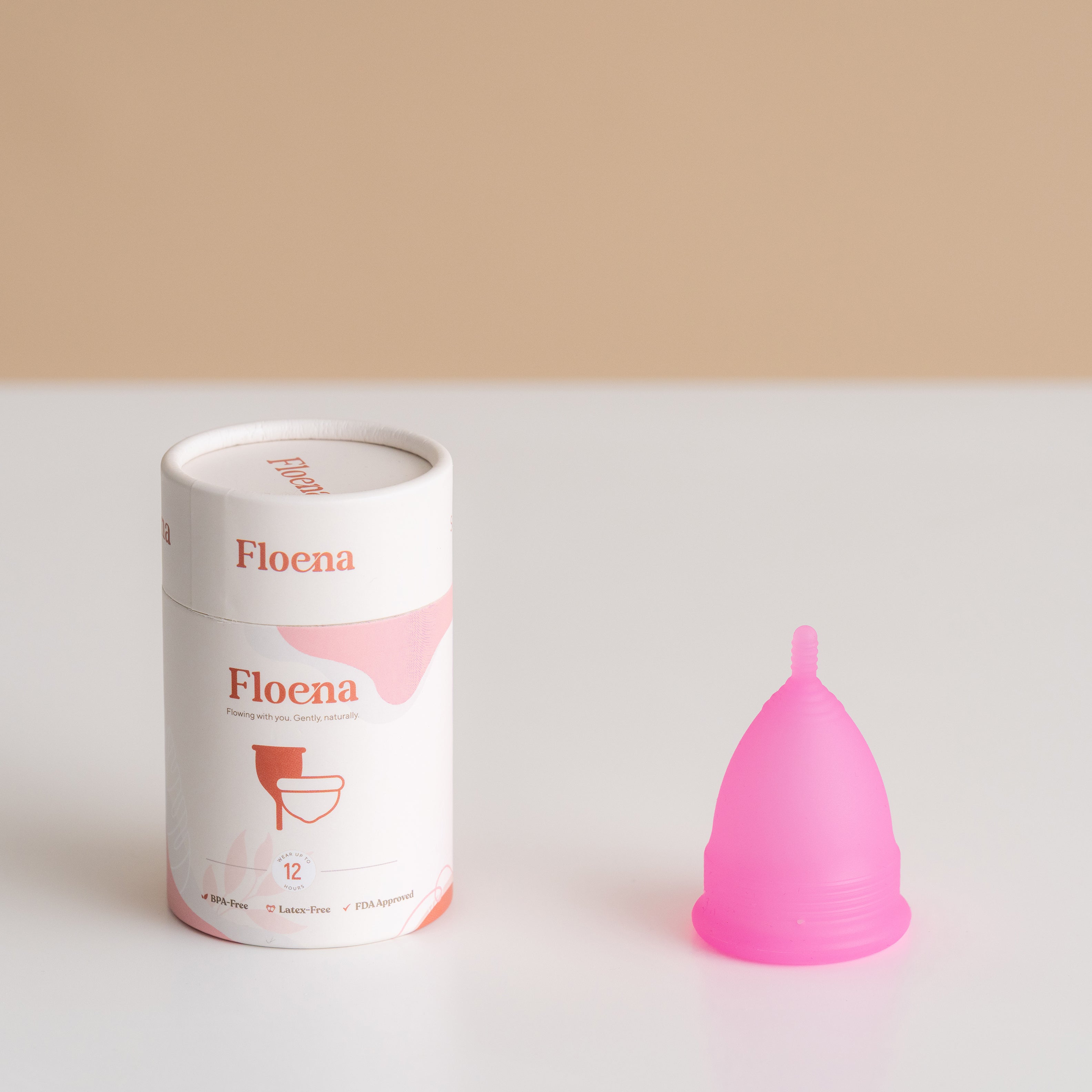 Der Floena Menstruationscup in Pink ist aus weichem, medizinischem Silikon gefertigt. Er bietet bis zu 12 Stunden auslaufsicheren Schutz und ist ideal für komfortables Tragen beim Schwimmen, Schlafen oder bei täglichen Aktivitäten.