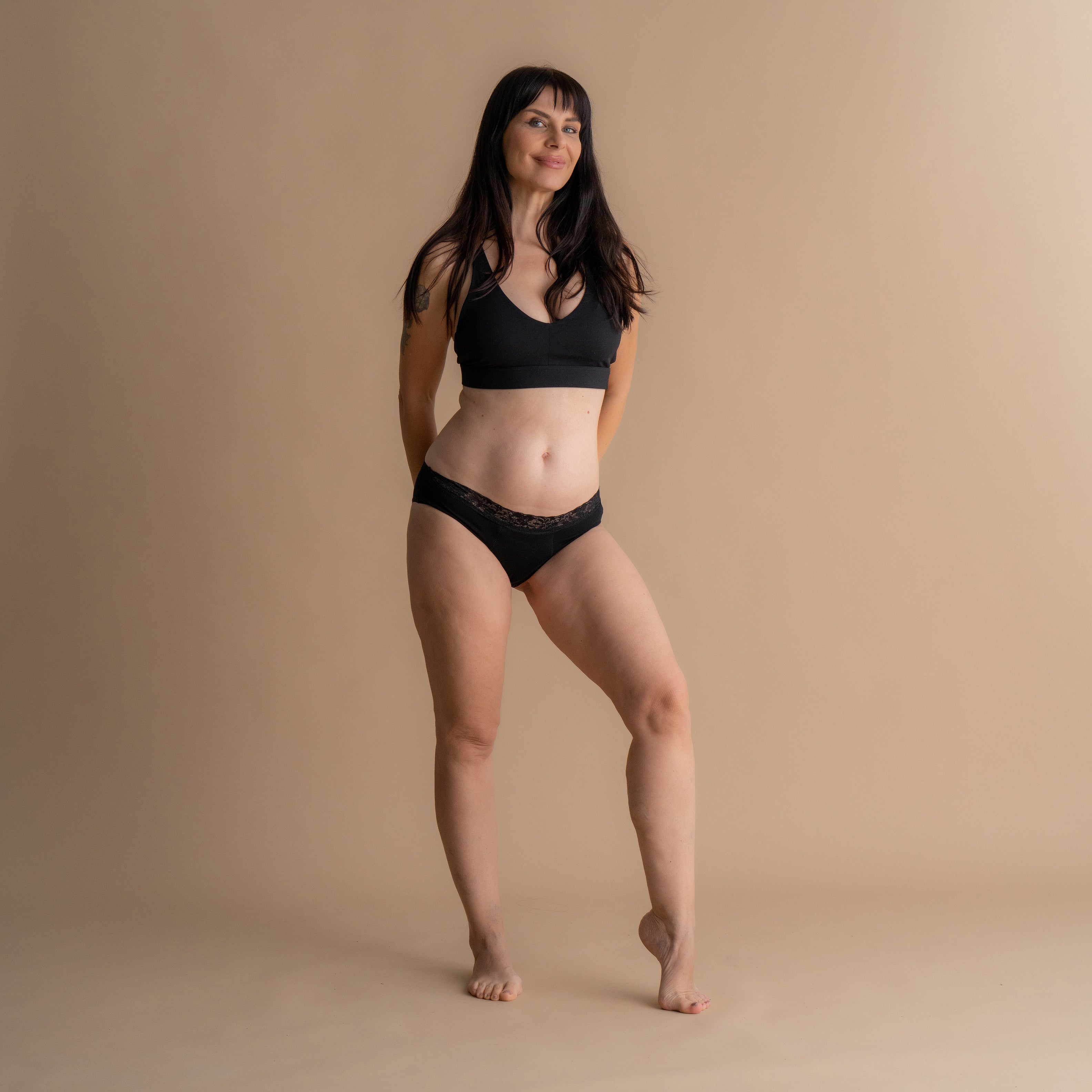 Ganzkörperansicht eines Models, das die Leakproof Comfort Brief für starke Tage trägt.