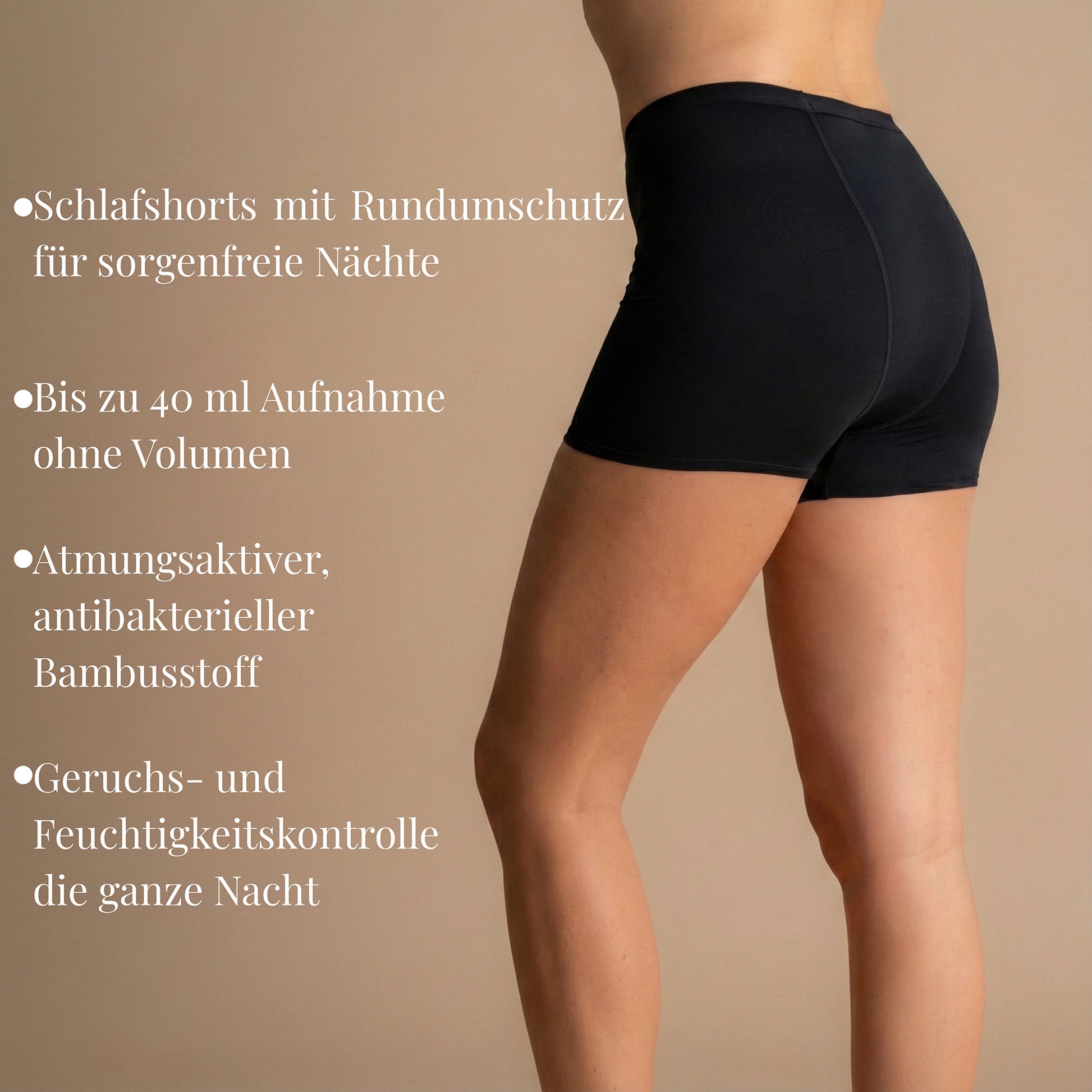 Rückansicht eines Models in schwarzen Leakproof Bamboo Sleep Short Perioden-Schlafshorts aus Bambus vor beigefarbenem Hintergrund