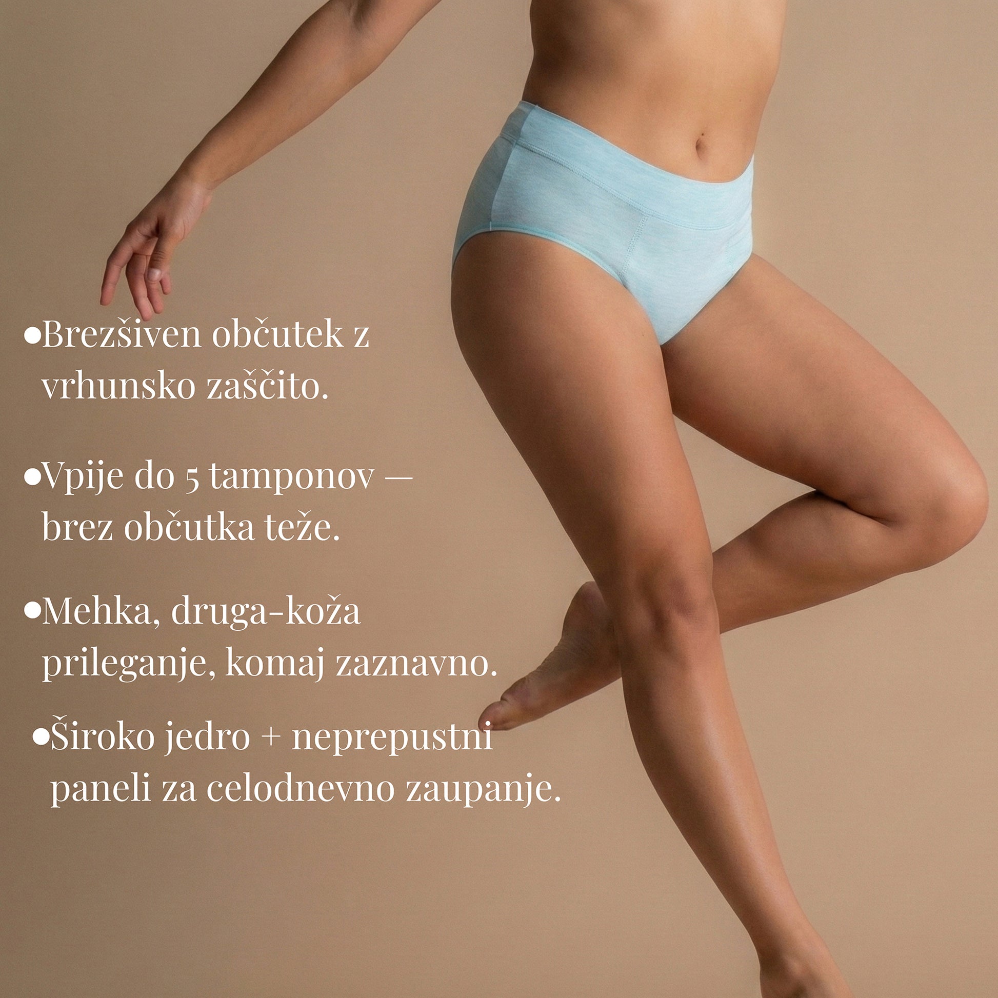 Model v svetlo modrih bambusovih menstrualnih hlačkah Leakproof Bamboo High Waist Brief z visokim pasom v gibanju na bež ozadju