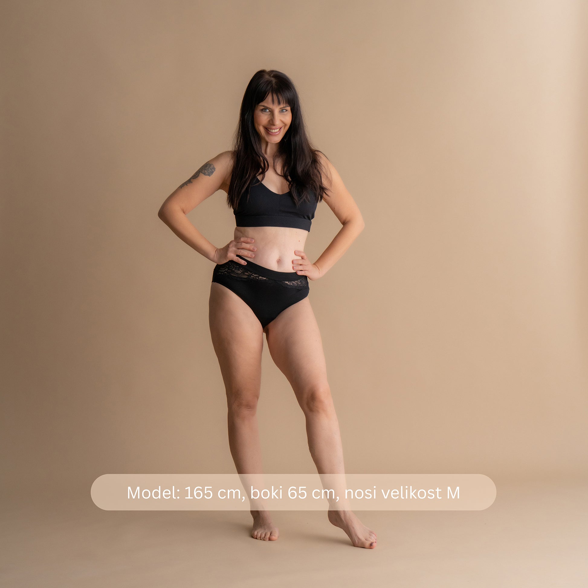 Celotna slika Leakproof Bamboo Lace Brief v črni barvi, model prikazan v polnem telesnem sprednjem pogledu, z udobnim prilegovanjem in čipkastim pasom.