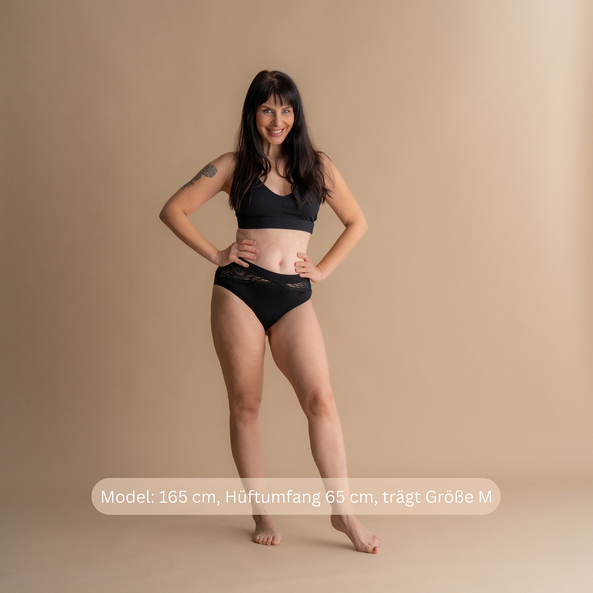 Leakproof Bamboo Lace Brief in Schwarz, Modell im Ganzkörperbild aus der Vorderansicht mit eleganter Spitze und passgenauem Sitz.