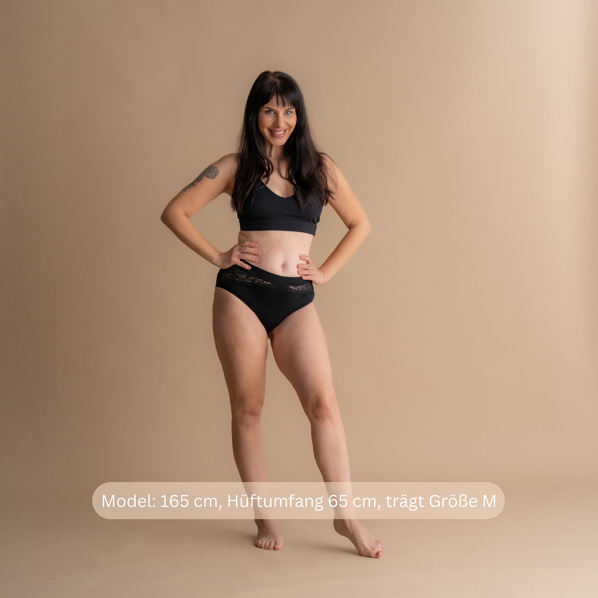 Leakproof Bamboo Lace Brief in Schwarz, Modell im Ganzkörperbild aus der Vorderansicht mit eleganter Spitze und passgenauem Sitz.