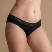 Sprednji pogled na Leakproof Comfort Brief – črne menstruacijske spodnjice s čipko, na modelu.