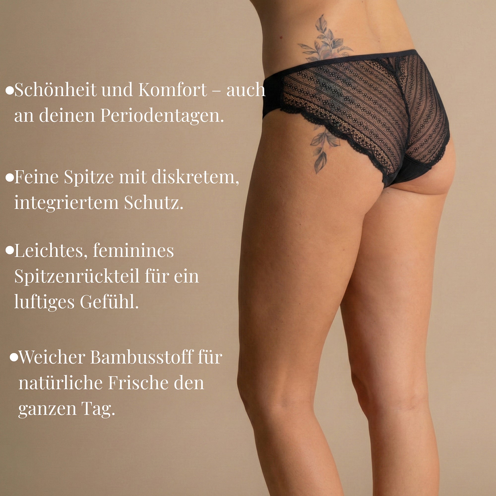 Halbseitige Rückansicht des Leakproof Lace Bikini in Schwarz mit transparentem Spitzenrückteil und eingeblendetem deutschem Text zu Komfort, Schutz und Bambusfaser-Frische.