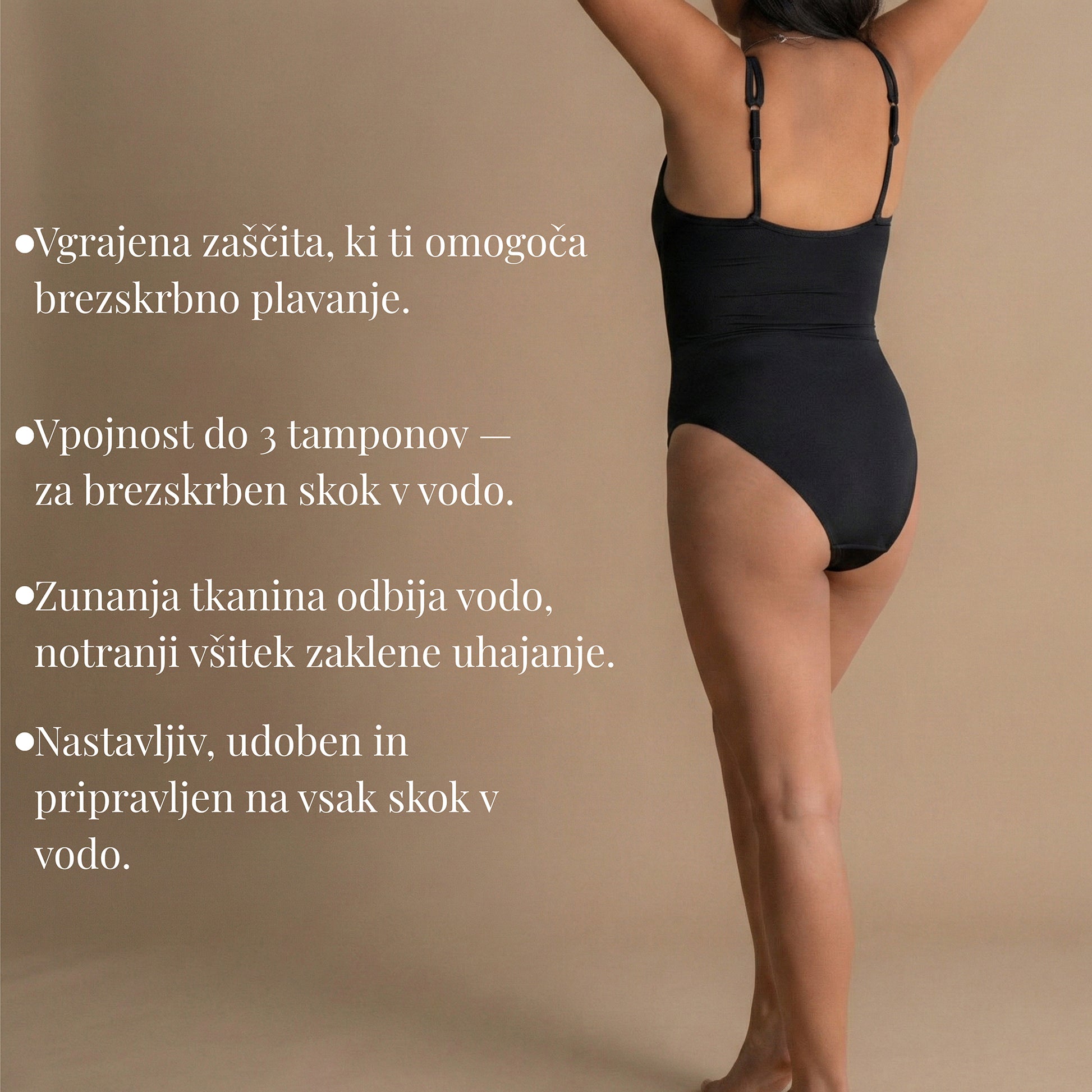 Celotna slika modela, ki nosi črno Leakproof Period One-Piece Swimsuit. Model stoji samozavestno v sproščenem položaju. Ta kopalniški komplet ponuja vgrajeno zaščito, ki absorbira do 3 tampone, kar omogoča brezskrbno plavanje, potapljanje in uživanje v vodnih aktivnostih. Zunanji material odbija vodo, notranji del pa preprečuje uhajanje za udobje in zaupanje.