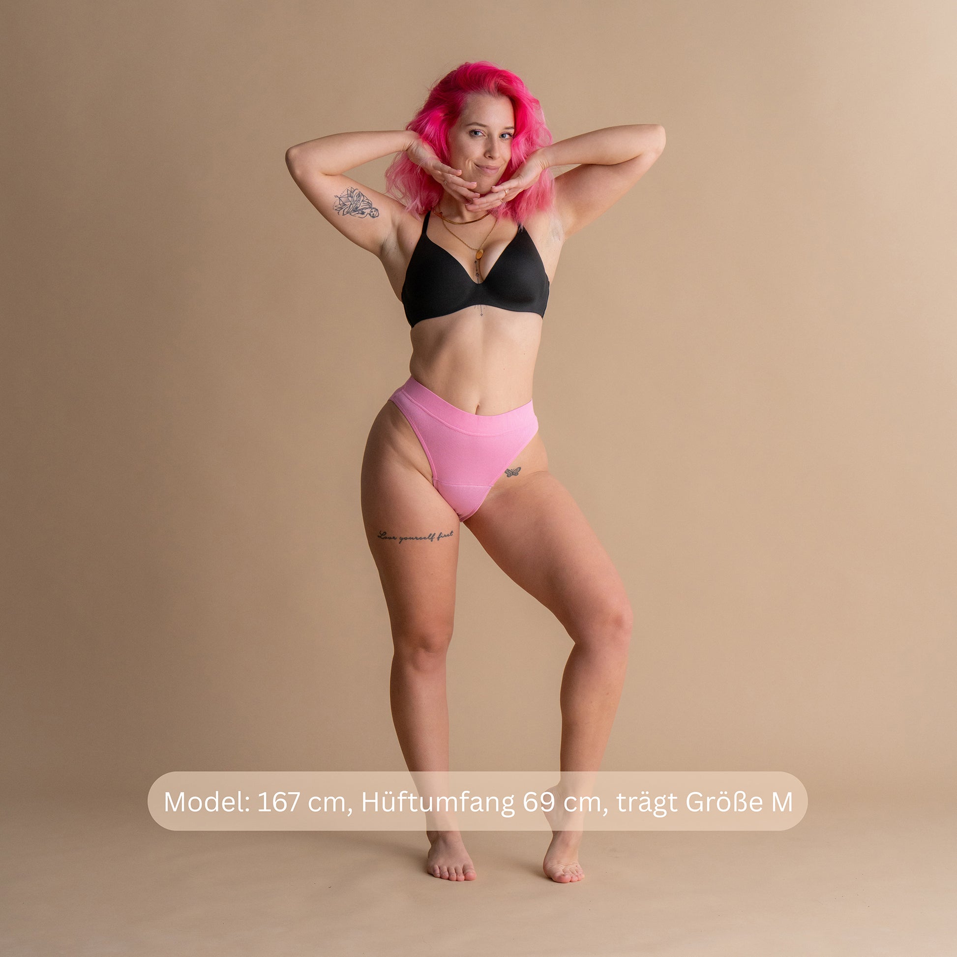 Model 167 cm, Hüftumfang 69 cm, trägt Größe M – Leakproof Ribbed High Waist Brief pink