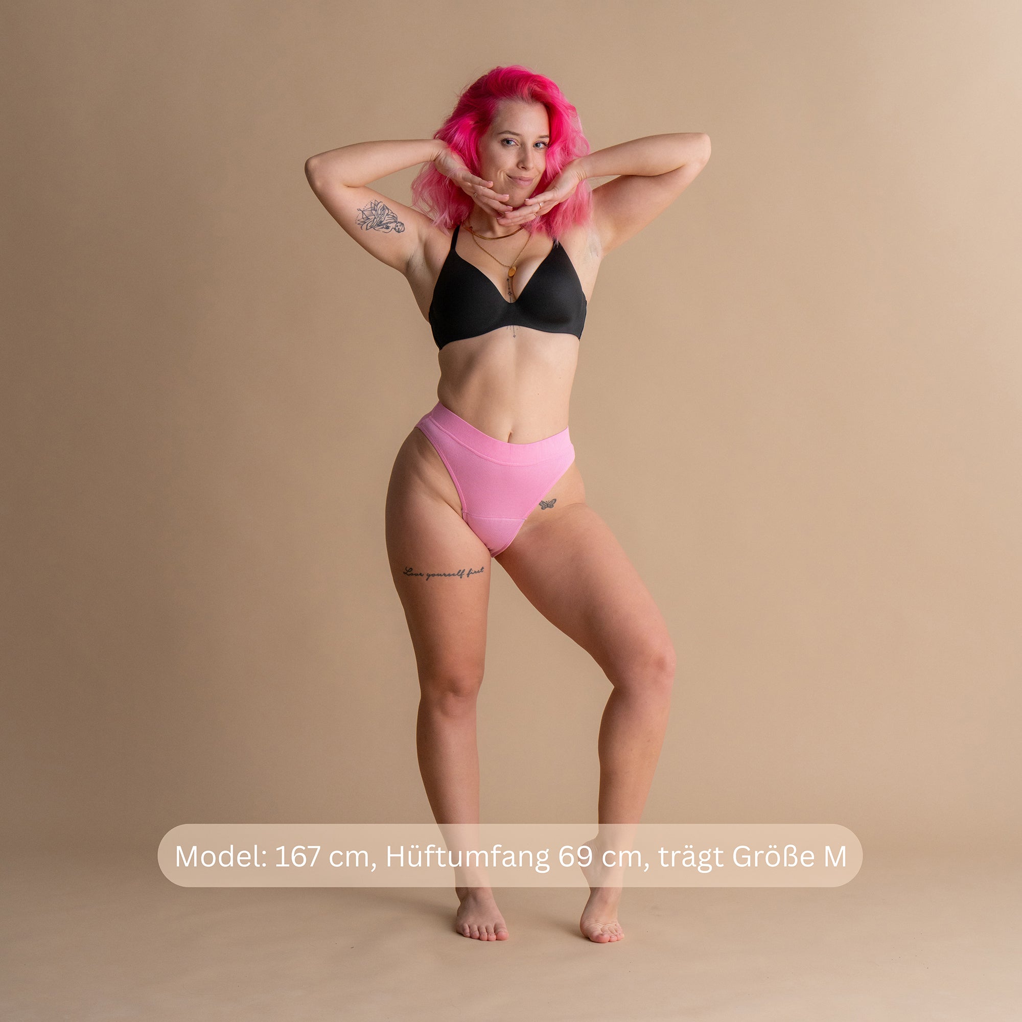 Model 167 cm, Hüftumfang 69 cm, trägt Größe M – Leakproof Ribbed High Waist Brief pink