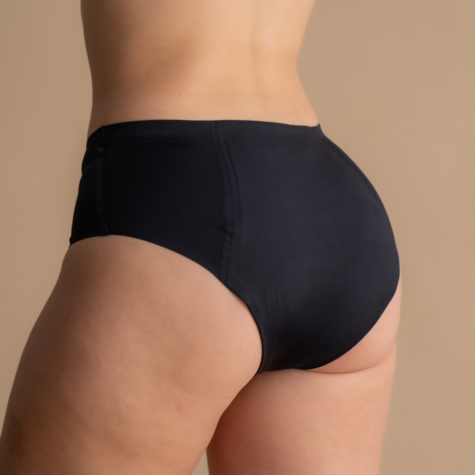 Zadnji pogled na Leakproof Seamless High Waist Brief, ki poudarja gladek, brezšiven dizajn in udoben visok pas.