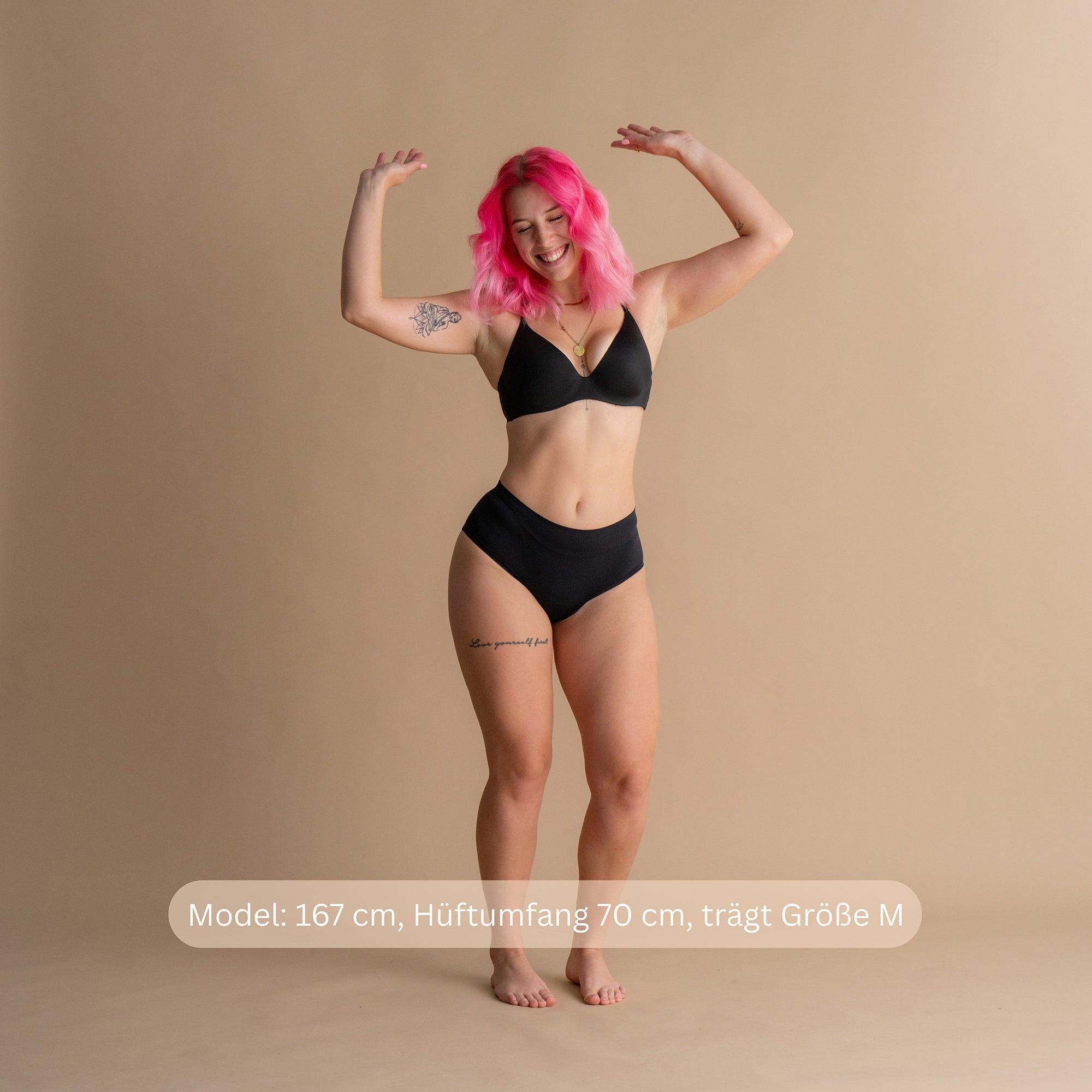 Modell trägt die "Leakproof Seamless High Waist Brief". Sie zeigt eine Seitenansicht des Produkts, trägt Größe M und hat Maße von 167 cm Höhe und 70 cm Hüfte.