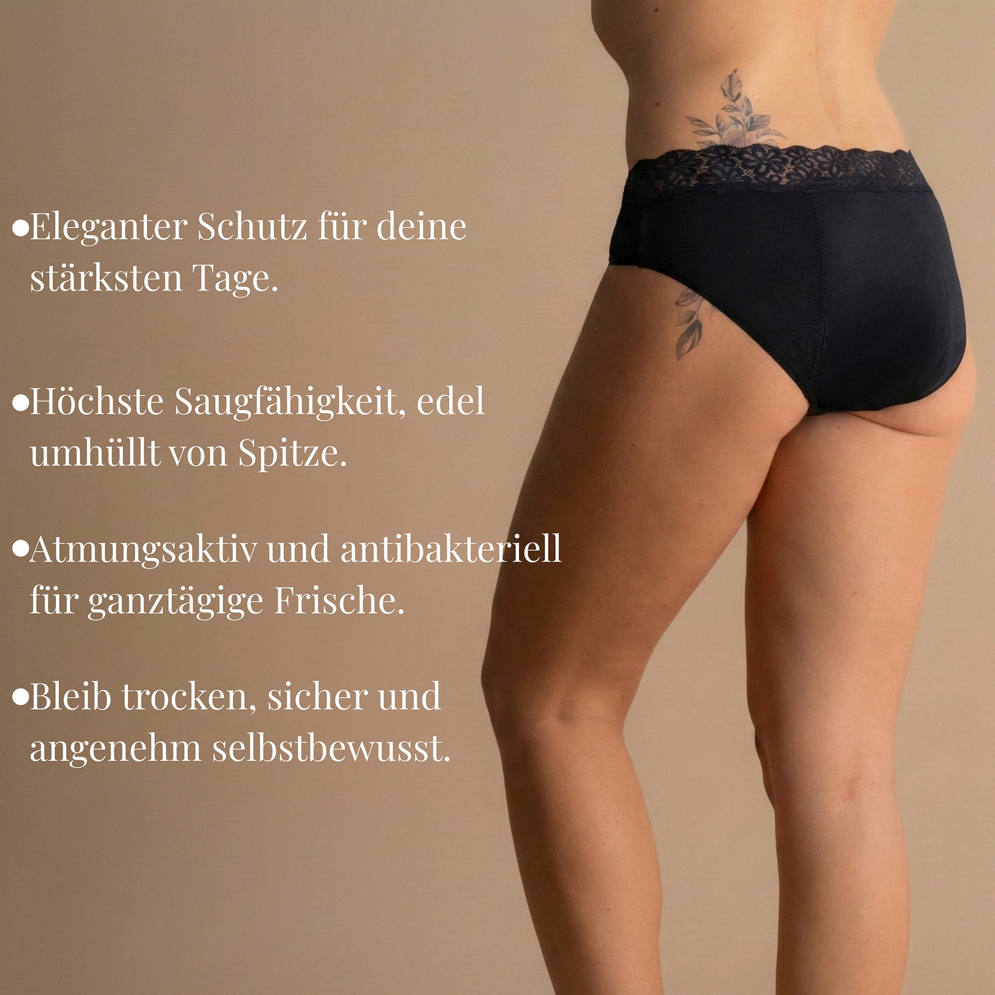 Rückansicht eines Modells, das die Leakproof Soft Cotton Brief in Schwarz mit zartem Spitzenbund trägt. Das Produkt bietet eleganten Schutz mit höchster Saugfähigkeit, atmungsaktiven und antibakteriellen Schichten für ganztägige Frische und sorgt für ein angenehmes Gefühl ohne Kompromisse in der Schutzwirkung.