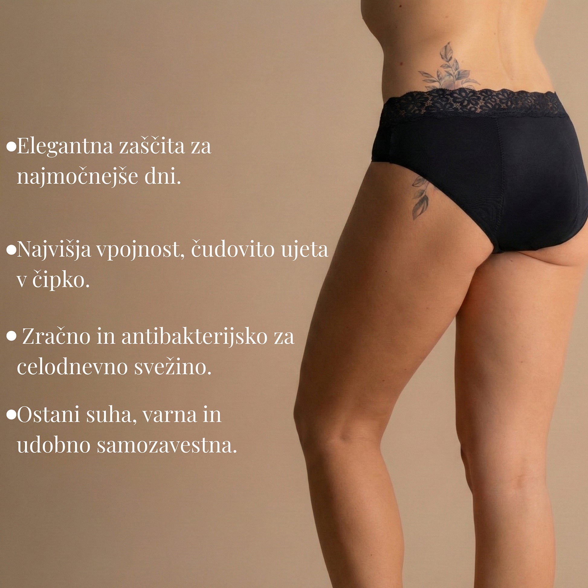 Zadnji pogled modela, ki nosi Leakproof Soft Cotton Brief v črni barvi z okrasnim čipkastim pasom. Izdelek ponuja elegantno zaščito z najvišjo vpijnostjo, dihalnimi antibakterijskimi plastmi za zaščito čez cel dan ter občutek udobja brez ogrožanja zaščite.
