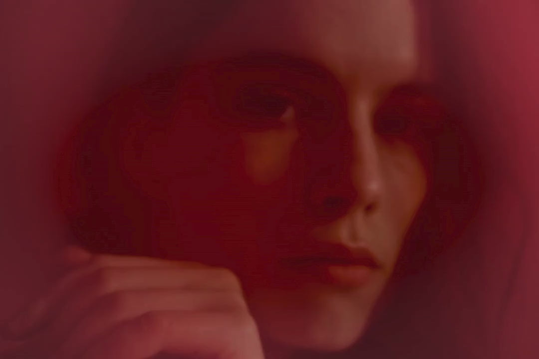 Video laden: Frau trägt rosafarbene auslaufsichere Periodenunterwäsche zu Hause und bewegt sich selbstbewusst in einem gemütlichen Wohnzimmer, mit dem Schriftzug „No limits“, der Komfort, Bewegungsfreiheit und zuverlässigen Menstruationsschutz symbolisiert.